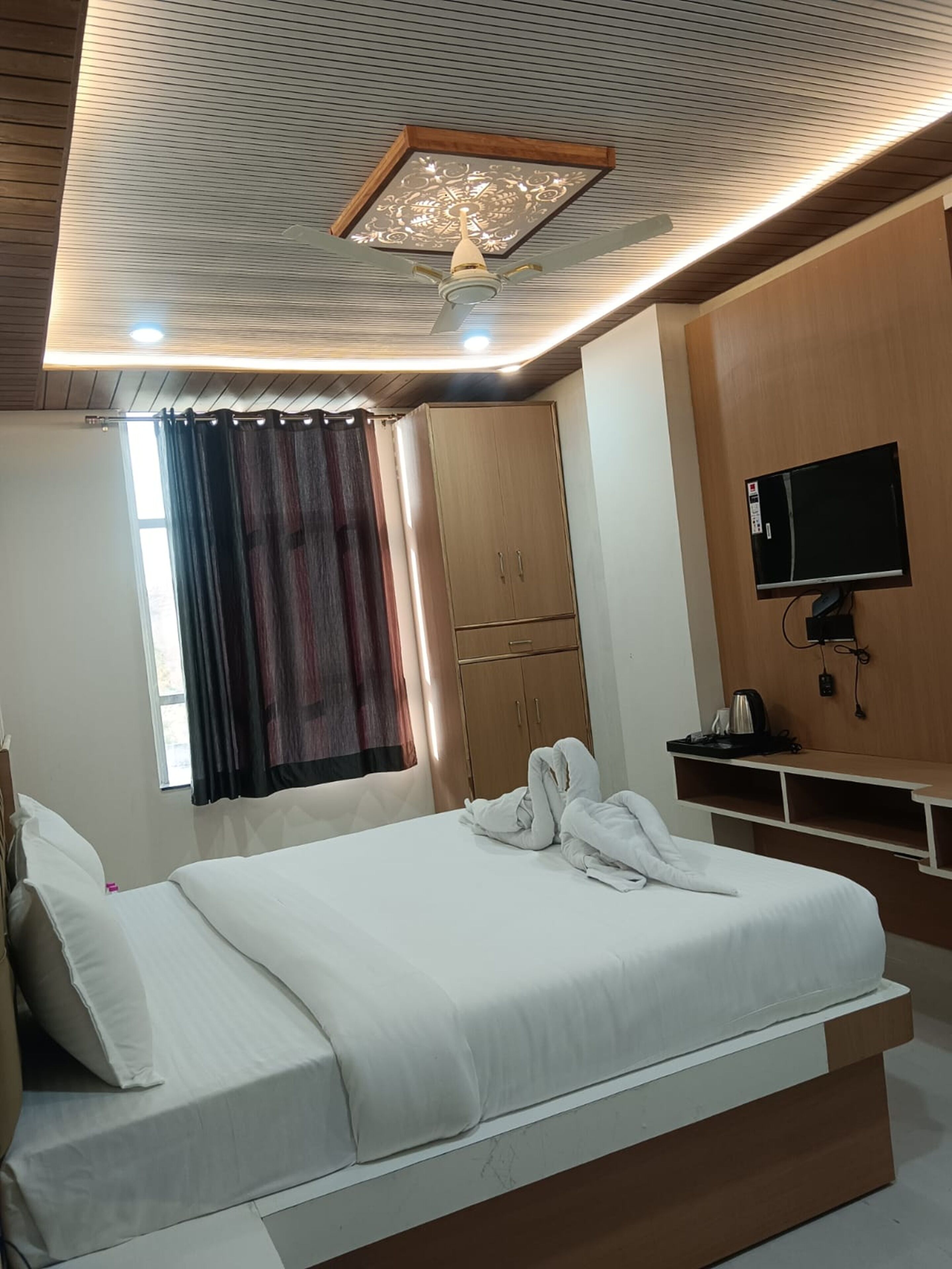 Standard Double Room | Iron/ironing board, free WiFi