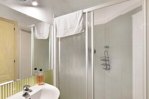 Shower, hair dryer, towels - Room 'Verde Bosco' with Mountain View, Wi-Fi and Air Conditioning (Pignoi San Rocco)