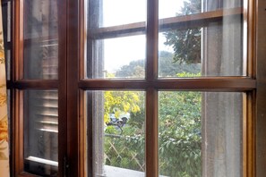 Interior - Room 'Bianca' with Mountain View, Wi-Fi and Air Conditioning (Pignoi San Rocco)