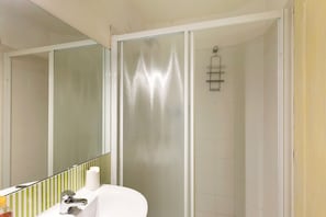 Shower, hair dryer, towels - Room 'Verde Mela' with Mountain View, Wi-Fi and Air Conditioning (Pignoi San Rocco)