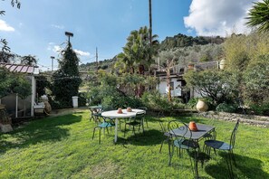 Outdoor dining - Room 'Blu' with Mountain View, Wi-Fi and Air Conditioning (Pignoi San Rocco)
