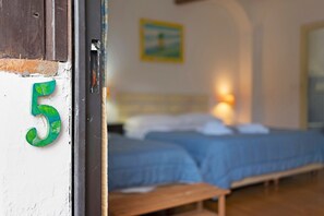 3 bedrooms, WiFi, bed sheets - Room 'Blu' with Mountain View, Wi-Fi and Air Conditioning (Pignoi San Rocco)