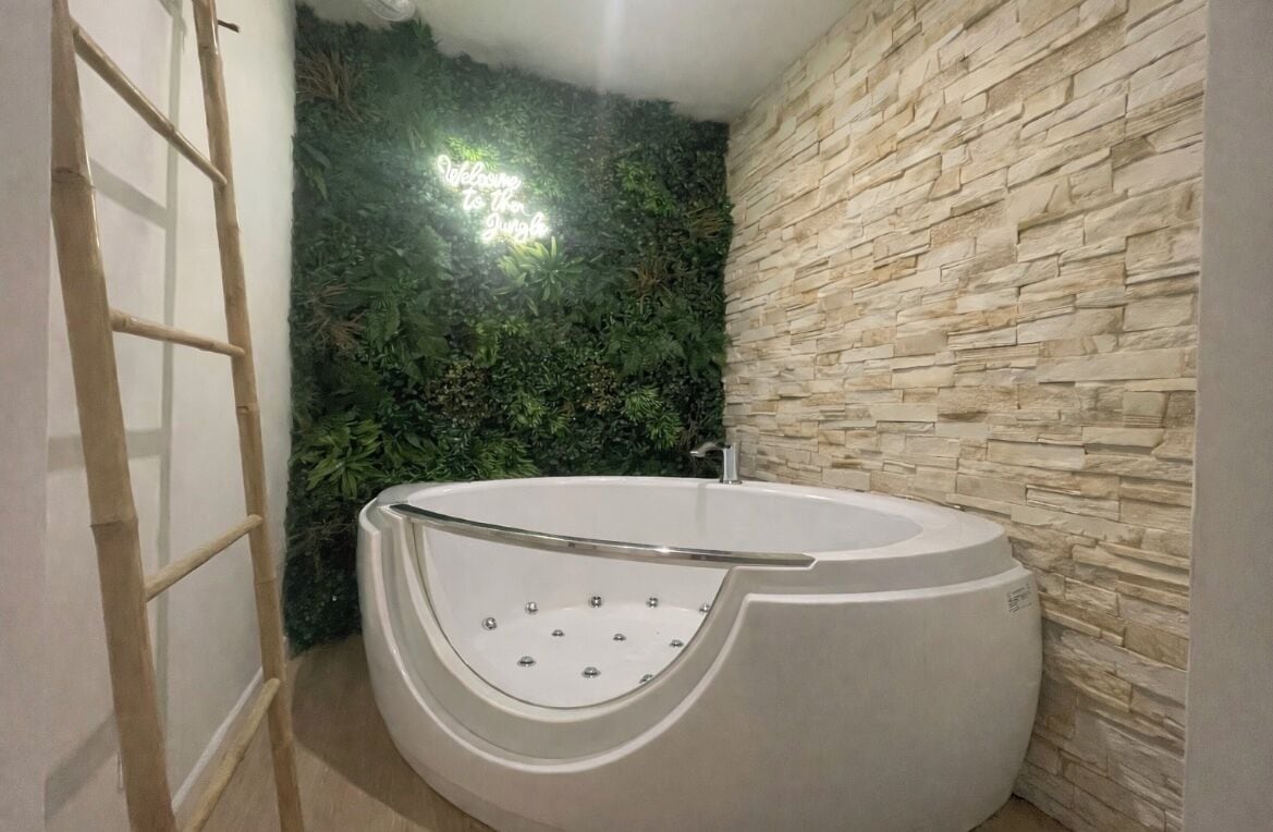 Jetted bath, hair dryer, towels, soap