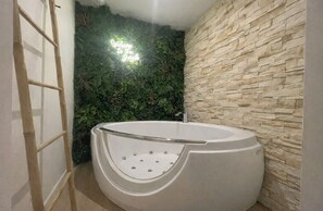 حوض استحمام بنظام ضخ المياه، مجففات شعر، مناشف، صابون