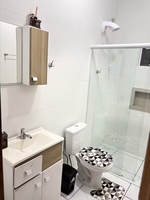 Bidet, tovalloles, sabó i paper higiènic 