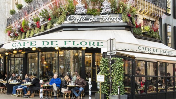 Un café appelé Café de Flore, doté d’une terrasse et d’un espace couvert.