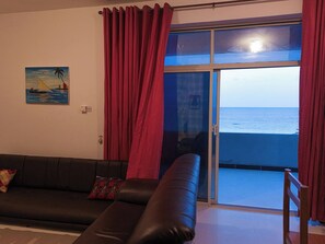 Appartement, 2 chambres, balcon, vue océan | Salle de séjour