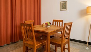 Apartment, 2 Schlafzimmer, Balkon, Meerblick | Esszimmer