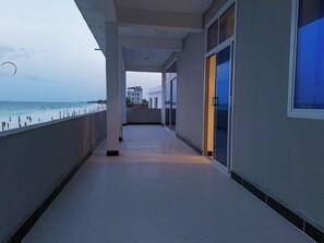 อพาร์ทเมนท์, 2 ห้องนอน, ระเบียง, วิวทะเล | ระเบียง