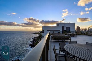 Outdoor dining - Discover the charm of Ondina in beachfront condo (Salvador)