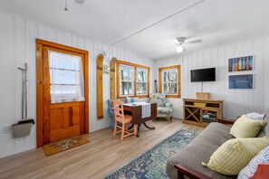 TV - Peaceful Waterfront Cottage with Pond Views (Sandwich)
