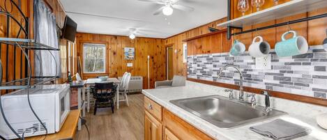 Refrigerador, microondas, parrilla de estufa y cafetera y tetera