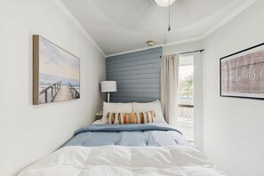1 bedroom, iron/ironing board, Internet, bed sheets - Centrally located, cozy condo with shared pool & hot tub - steps to sand (Galveston)
