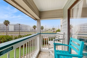 Property grounds - Centrally located, cozy condo with shared pool & hot tub - steps to sand (Galveston)