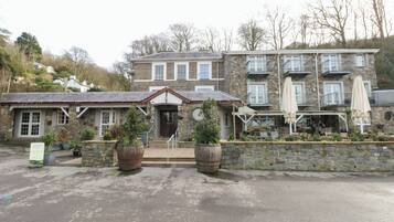 المنشأة من الخارج