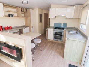 Cookware/dishes/utensils - Under Cliff Caravan (Kidwelly)