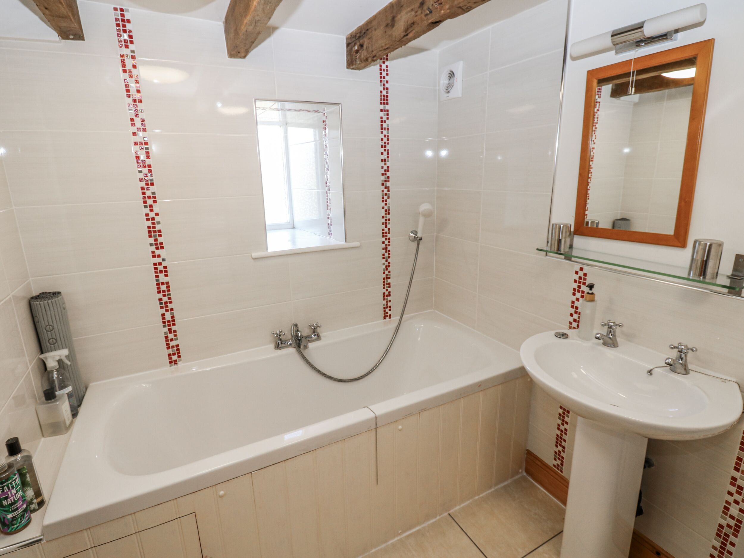 Une salle de bain moderne avec une baignoire, un lavabo et un miroir.