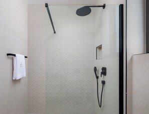 Douche, sèche-cheveux, serviettes fournies, savon