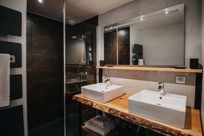 Shower, hair dryer, towels, soap - Les 12 de larros-Suite 2 terraces 1st floor (Gujan-Mestras)