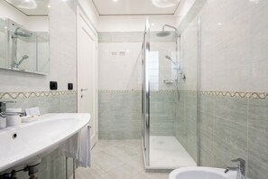 Dusche, Haartrockner, Bidet, Handtücher