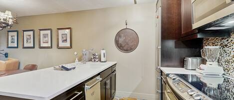 KĂŒhlschrank, Mikrowelle, Ofen, Herdplatte