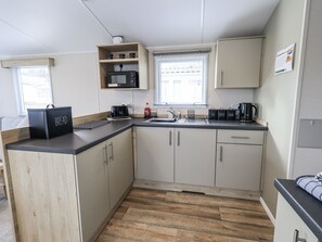 Cookware/dishes/utensils - Hadrian's Rest Glendale Holiday Park (Wigton)