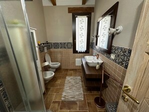 Douche, sèche-cheveux, serviettes fournies