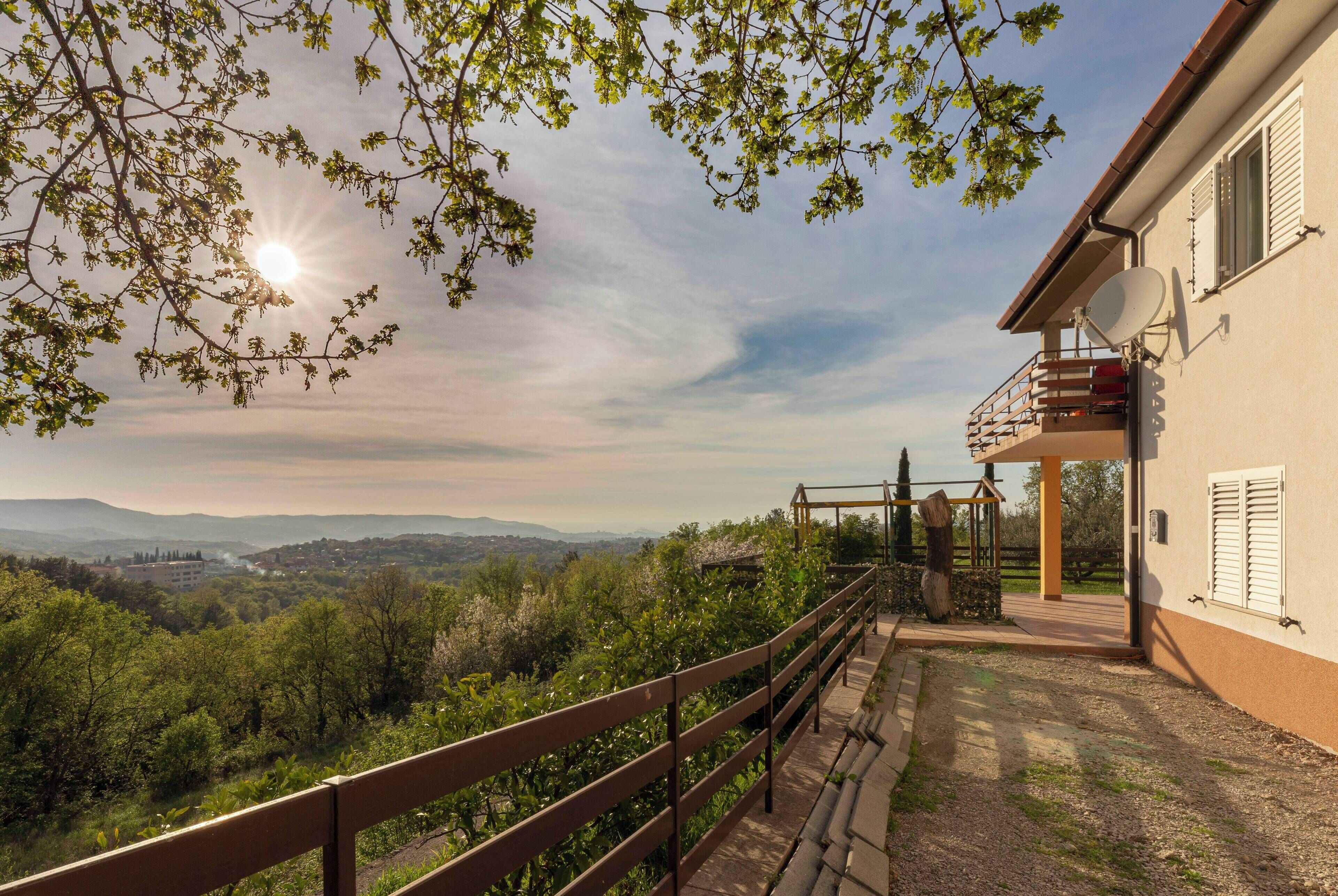 Una casa con balcón que domina un paisaje pintoresco.