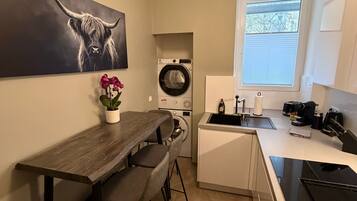 Fridge, oven, stovetop, dishwasher