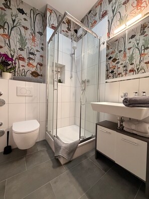 Regadera, secadora de cabello, toallas 