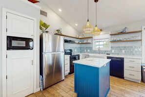 Fridge, microwave, oven, stovetop - Waterfront home with private pool & dock - outdoor patio with a view (Corpus Christi)