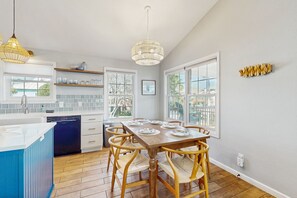 Dining - Waterfront home with private pool & dock - outdoor patio with a view (Corpus Christi)