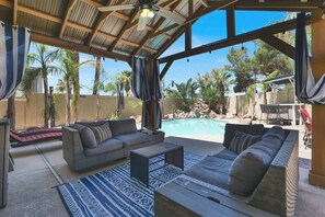 Terrace/patio - Tropical 4BR Oasis w/ Pool & Jacuzzi Near Strip! (Las Vegas)