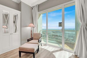 A balcony with a clear view of the sea and cityscape. - Vegas Retreat w/ Sphere View | Pool & Gym Access (Las Vegas)