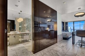 Iron/ironing board, WiFi, bed sheets - 35th Floor luxury unit with panoramic Strip views (Las Vegas)