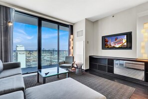 TV, offices - 35th Floor luxury unit with panoramic Strip views (Las Vegas)