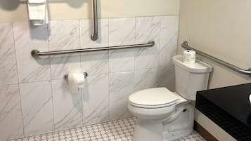 Serviettes fournies, savon, shampoing, papier toilette