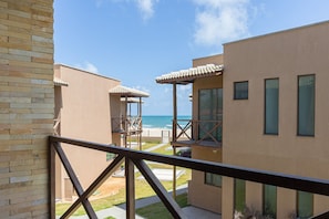 Un bâtiment moderne doté d’un balcon donnant sur une plage.