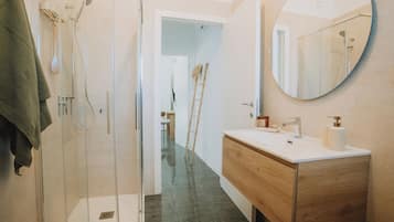 Condo standard, 1 cama de casal, cozinha americana, vista para o pátio | Banheiro | Chuveiro, secador de cabelo, sabonete, papel higiênico