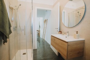 Condo Tiêu chuẩn, 1 giường đôi, bếp nhỏ, quang cảnh sân vườn | Phòng tắm | Buồng tắm vòi sen, máy sấy tóc, xà phòng, giấy vệ sinh