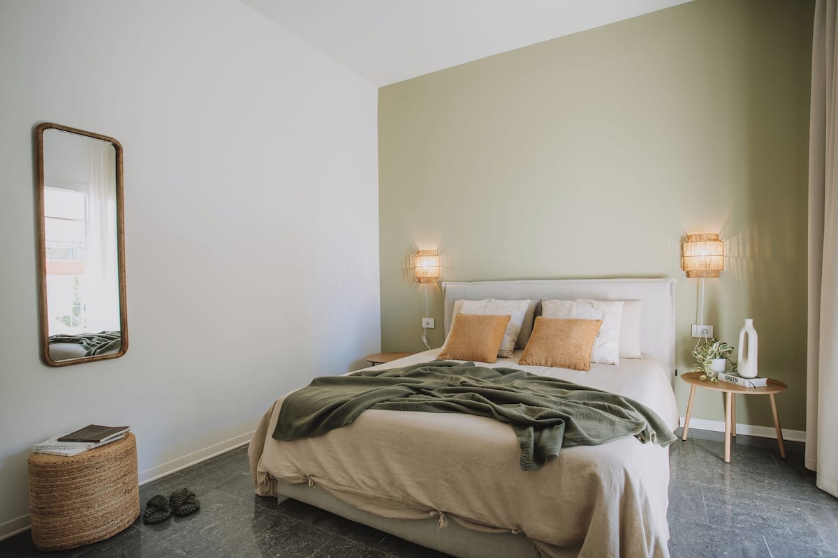 Blackout drapes, iron/ironing board, free WiFi