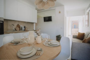 Family Condo, 1 Double Bed with Sofa bed, Kitchenette, Courtyard View | Dining