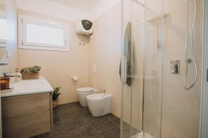 Een douche, een haardroger, zeep, toiletpapier