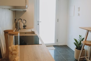 Condo estándar, 1 cama matrimonial, cocineta, vista al patio | Cocina privada | Refrigerador con congelador, horno, parrilla de estufa y periquera