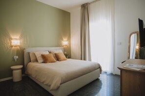 Căn hộ dành cho gia đình, 1 giường đôi và sofa giường, bếp nhỏ, quang cảnh sân vườn | Bàn, màn/rèm cản sáng, bàn ủi/dụng cụ ủi quần áo