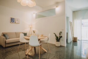 Căn hộ dành cho gia đình, 1 giường đôi và sofa giường, bếp nhỏ, quang cảnh sân vườn | Khu ăn uống