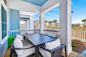 Outdoor dining - Bright beachside townhome with balcony - beach, golf & pool access (Port Aransas)