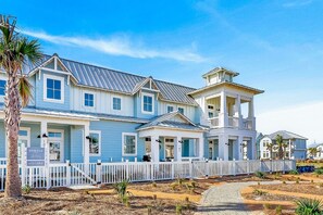 Exterior - Bright beachside townhome with balcony - beach, golf & pool access (Port Aransas)