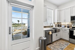 Fridge, microwave, oven, stovetop - Bright beachside townhome with balcony - beach, golf & pool access (Port Aransas)