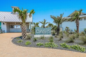 Property grounds - Bright beachside townhome with balcony - beach, golf & pool access (Port Aransas)